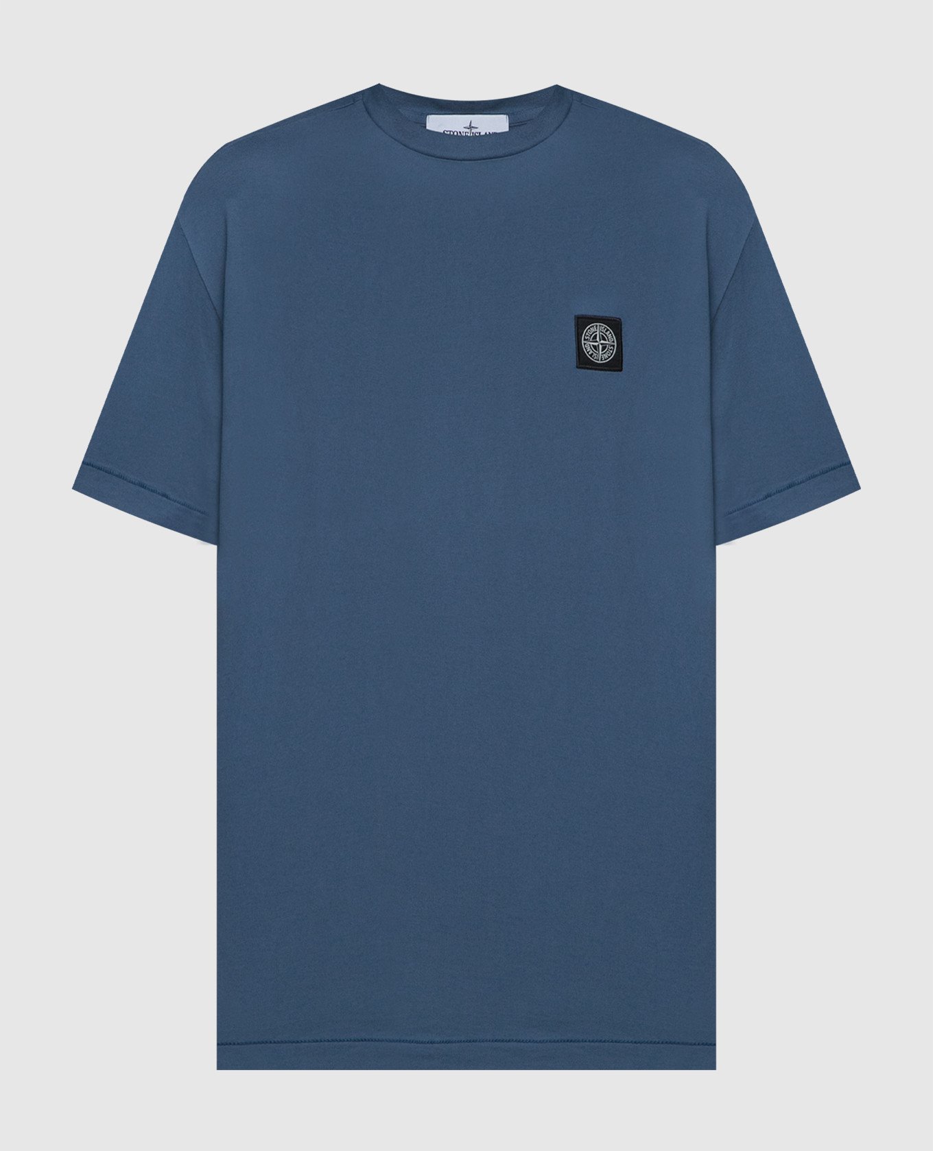 Голубая футболка с нашивкой логотипа