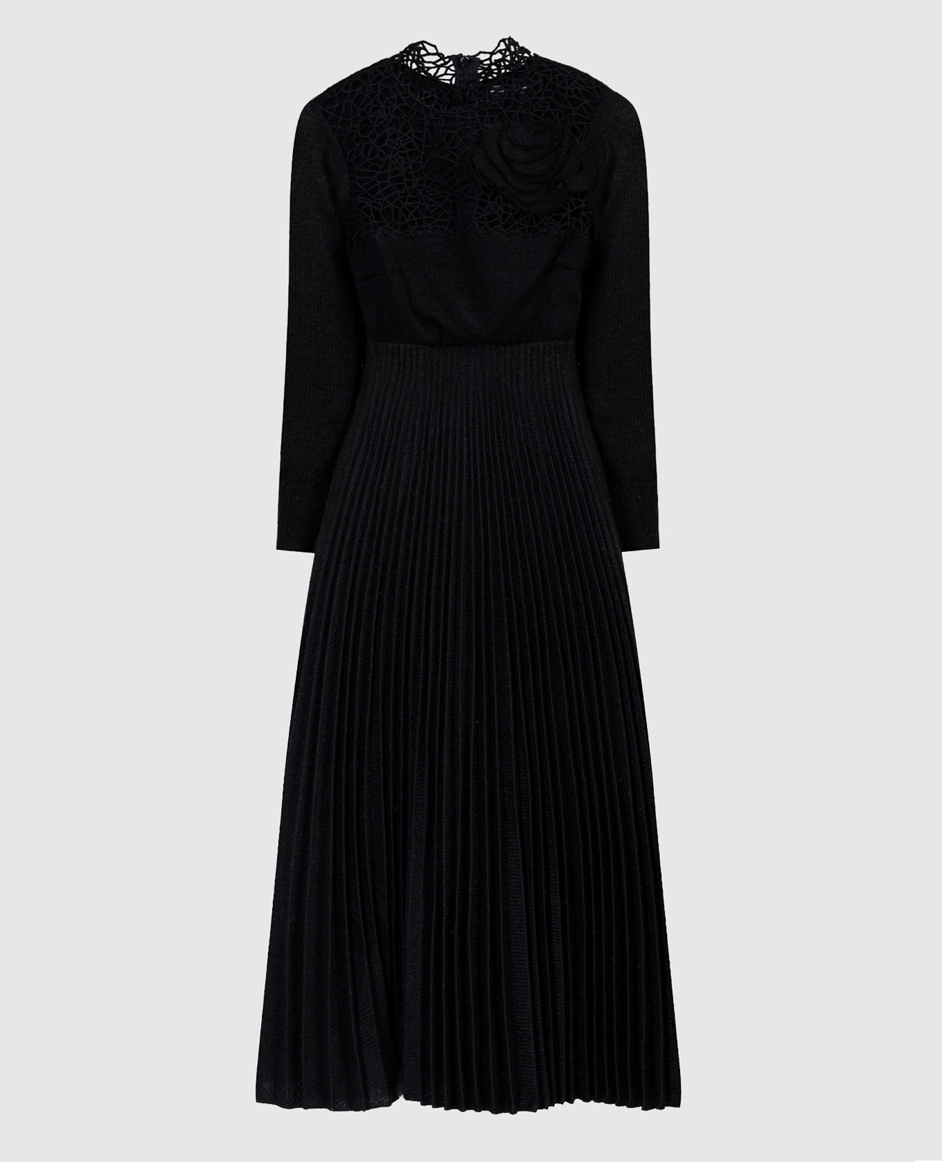 Черное платье из плиссе
