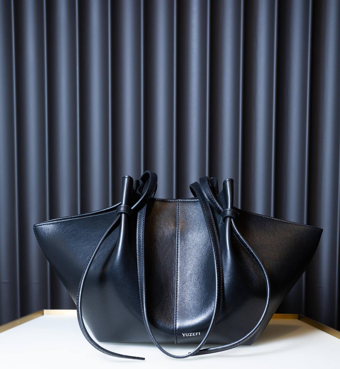 YUZEFI Черная кожаная сумка-тоут Mochi MOCHI изображение 6