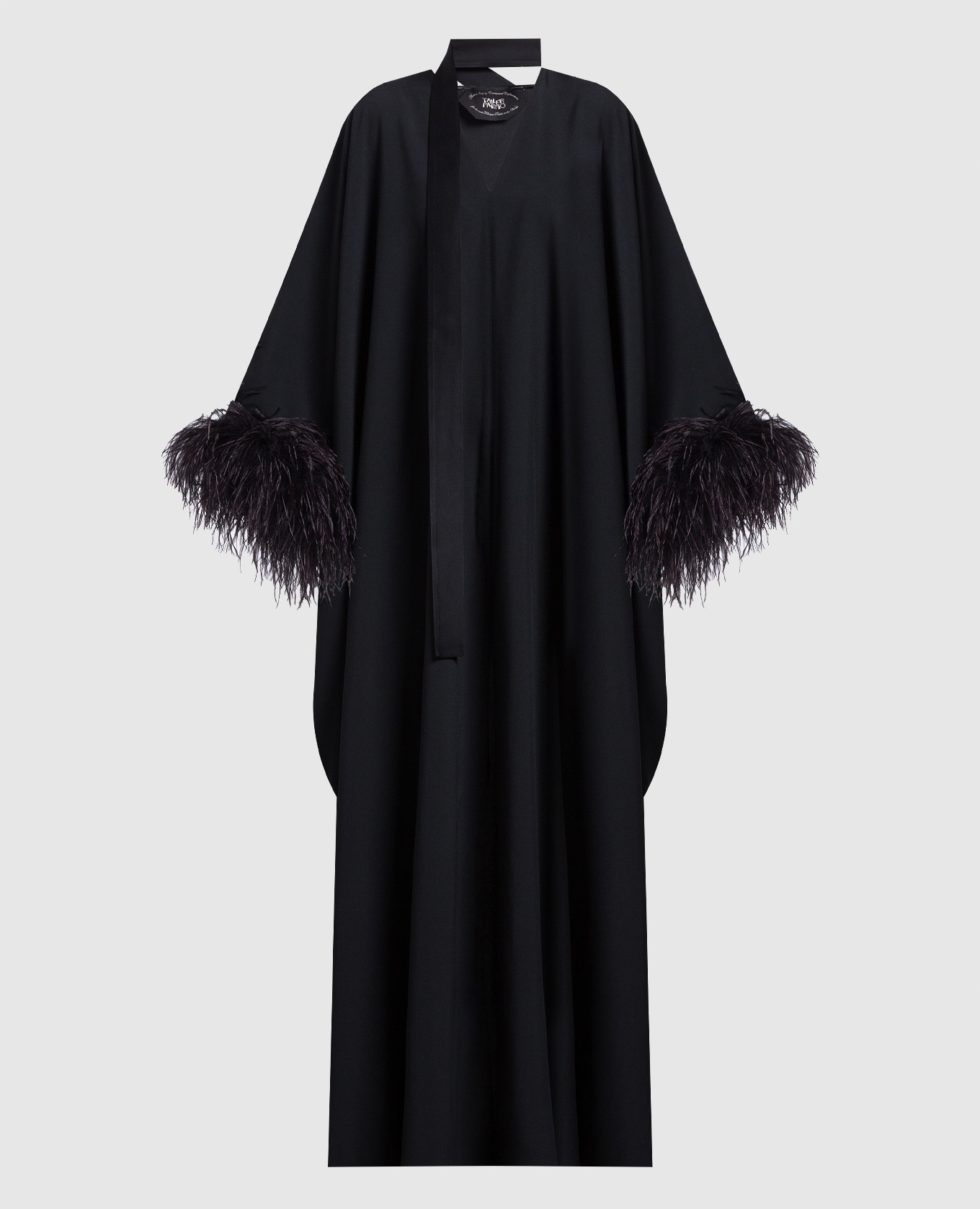 Черное платье со страусиными перьями