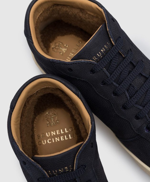 Brunello Cucinelli Темно-синие кожаные сникеры на меху с тиснением логотипа MZUMSMW273 изображение 5