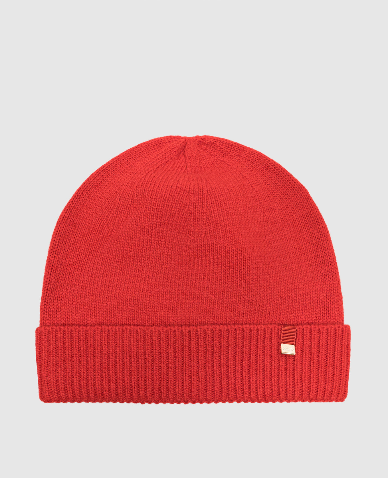 Красная шапка из шерсти с логотипом