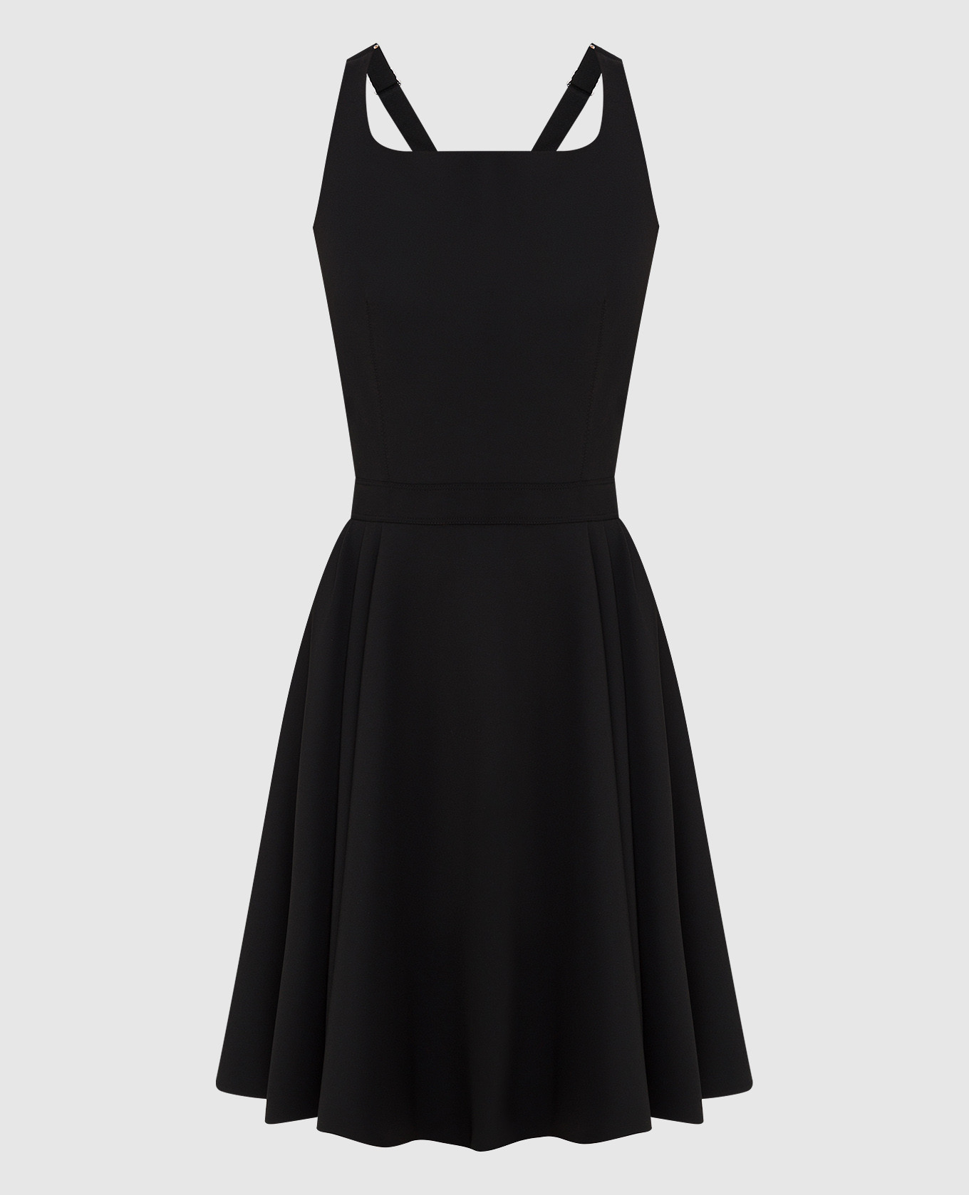 Черное платье с открытой спиной