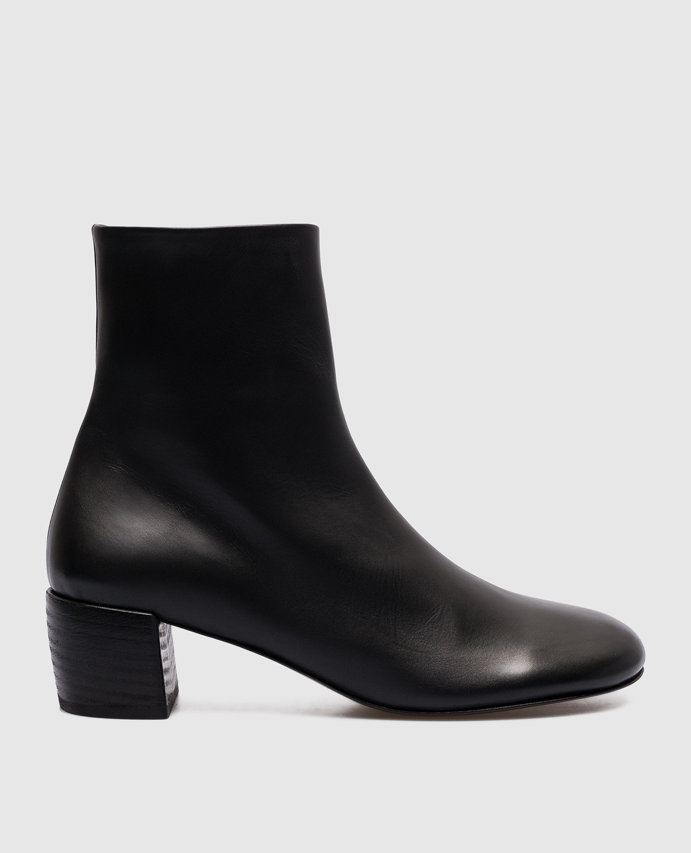 Black leather ankle boots by Ottantotto