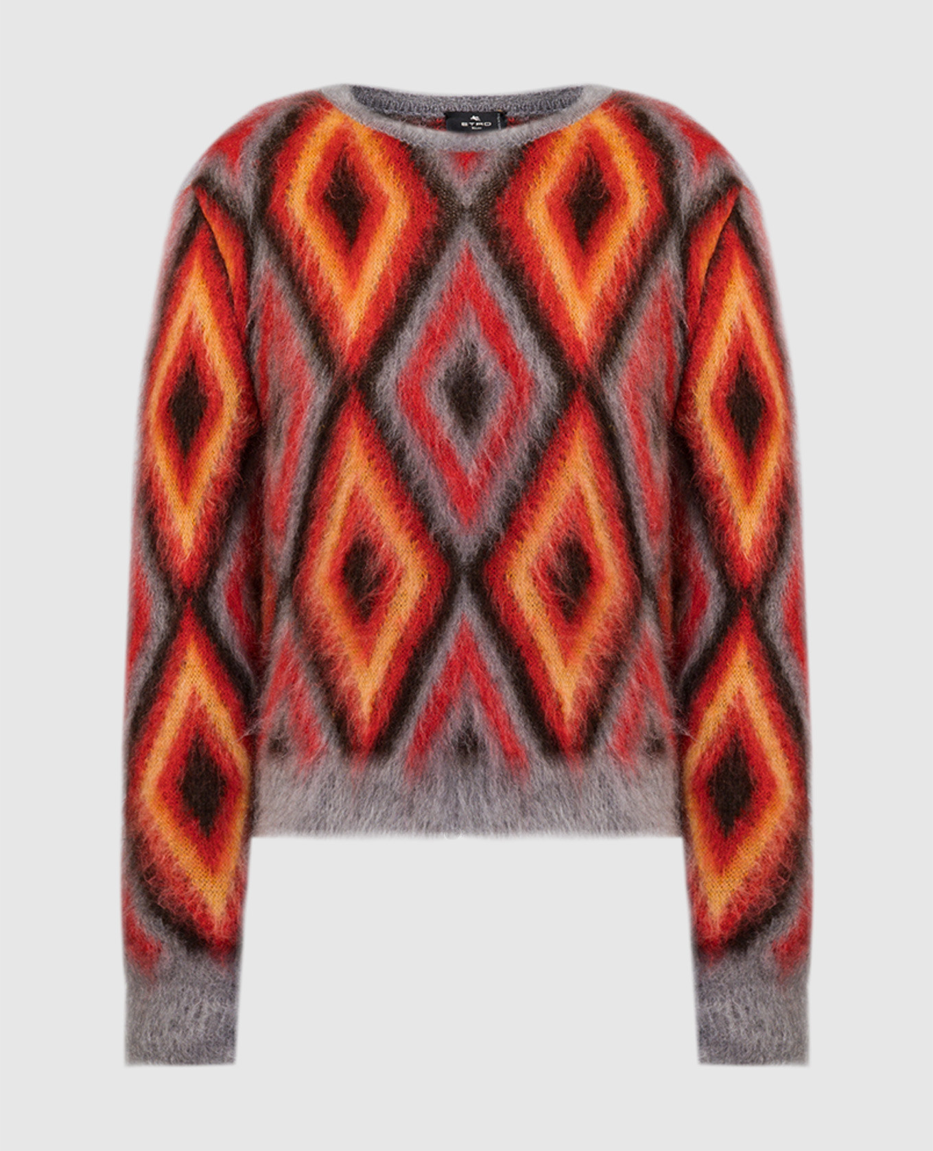Красный свитер в геометрический узор.