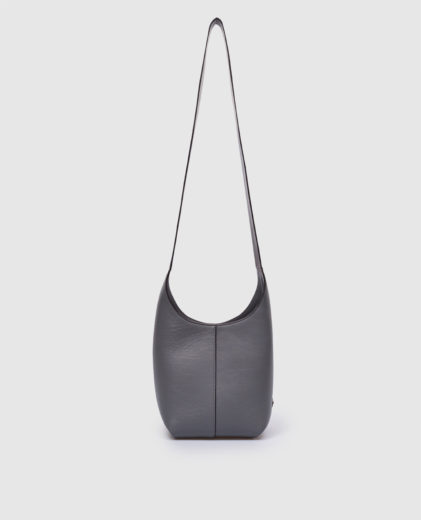 Серая кожаная сумка-хобо с металлическим логотипом