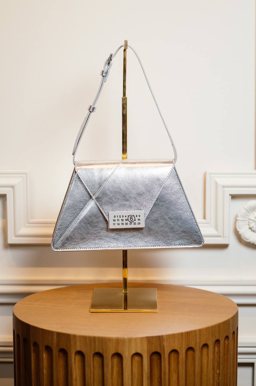 Maison Margiela MM6 - кожаная сумка трапеция с металлическим